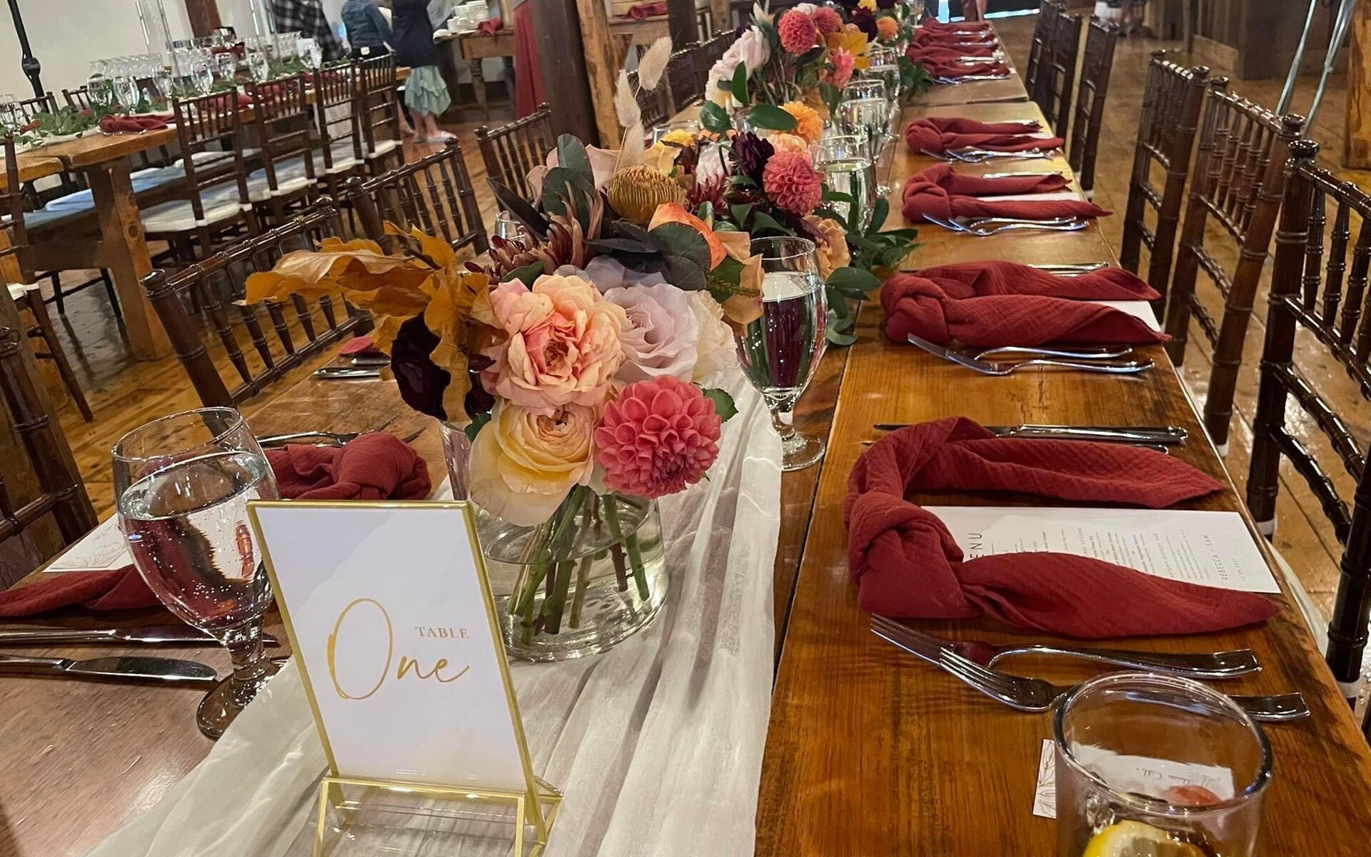 Dahlia centerpieces at Riverside Farm with gauze runners and clay napkins