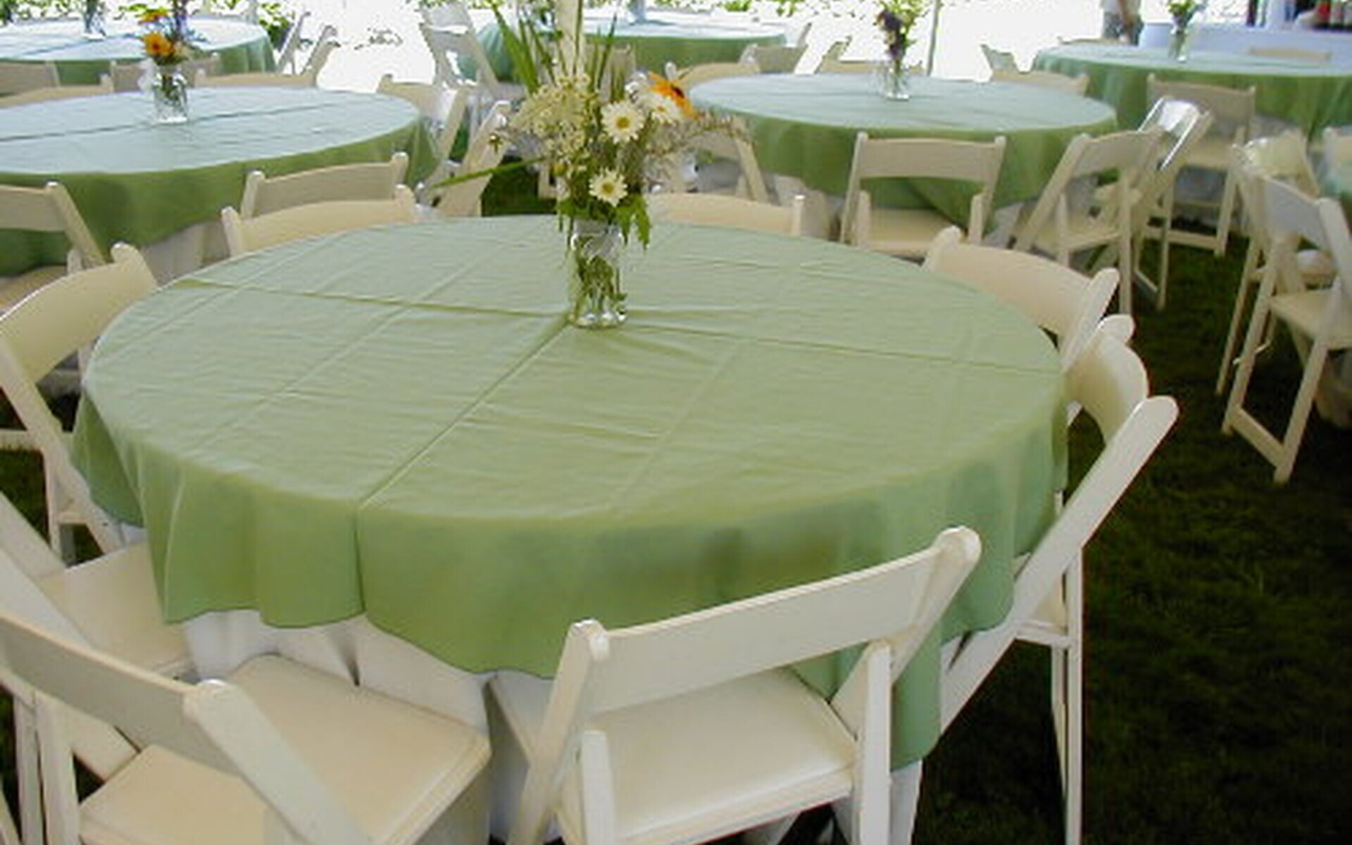 green tablecloth with country florals at Vermont wedding