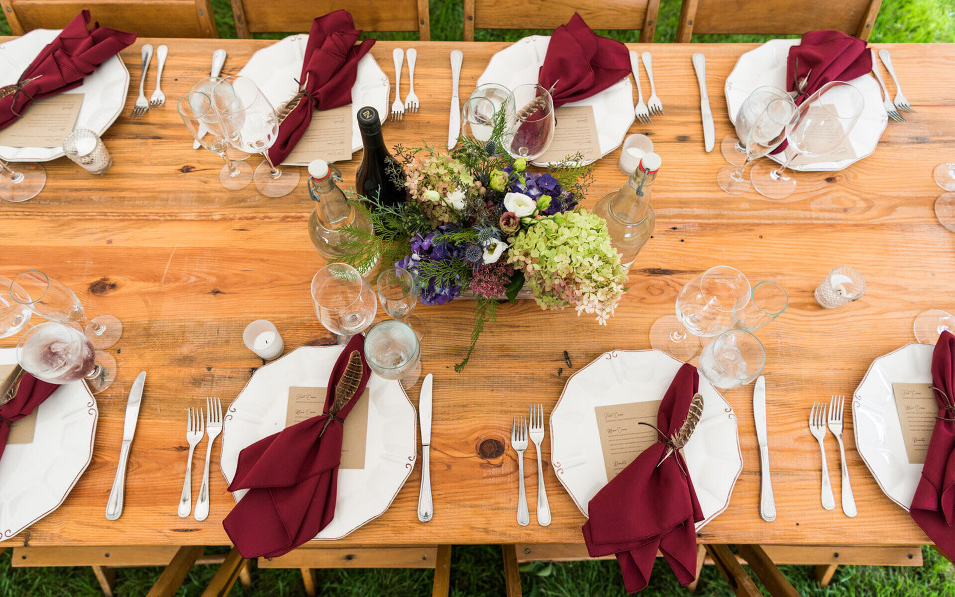 Burgundy napkin on wedding table