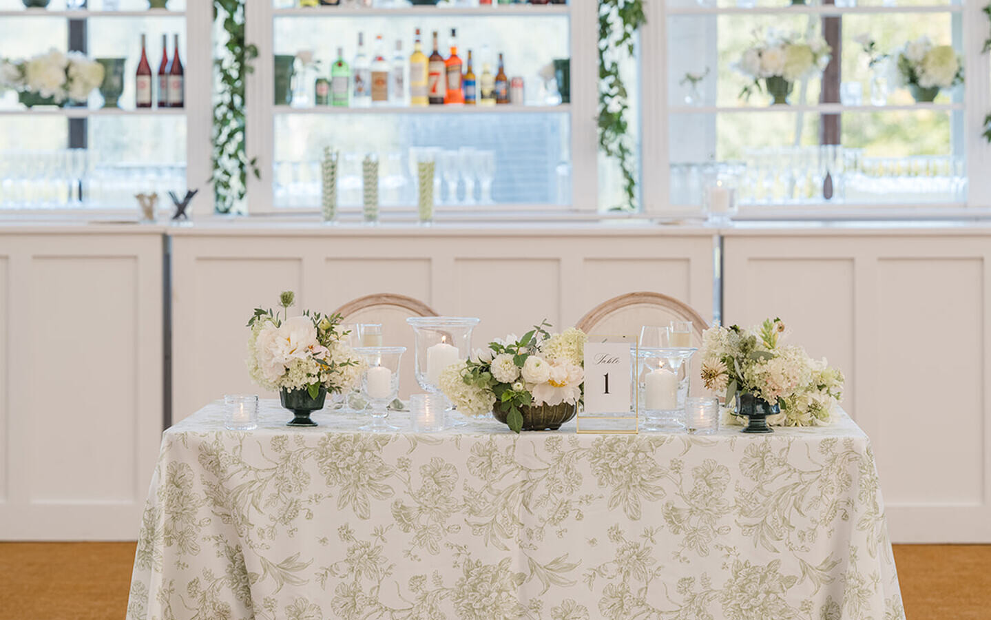 Green Flores sweetheart table